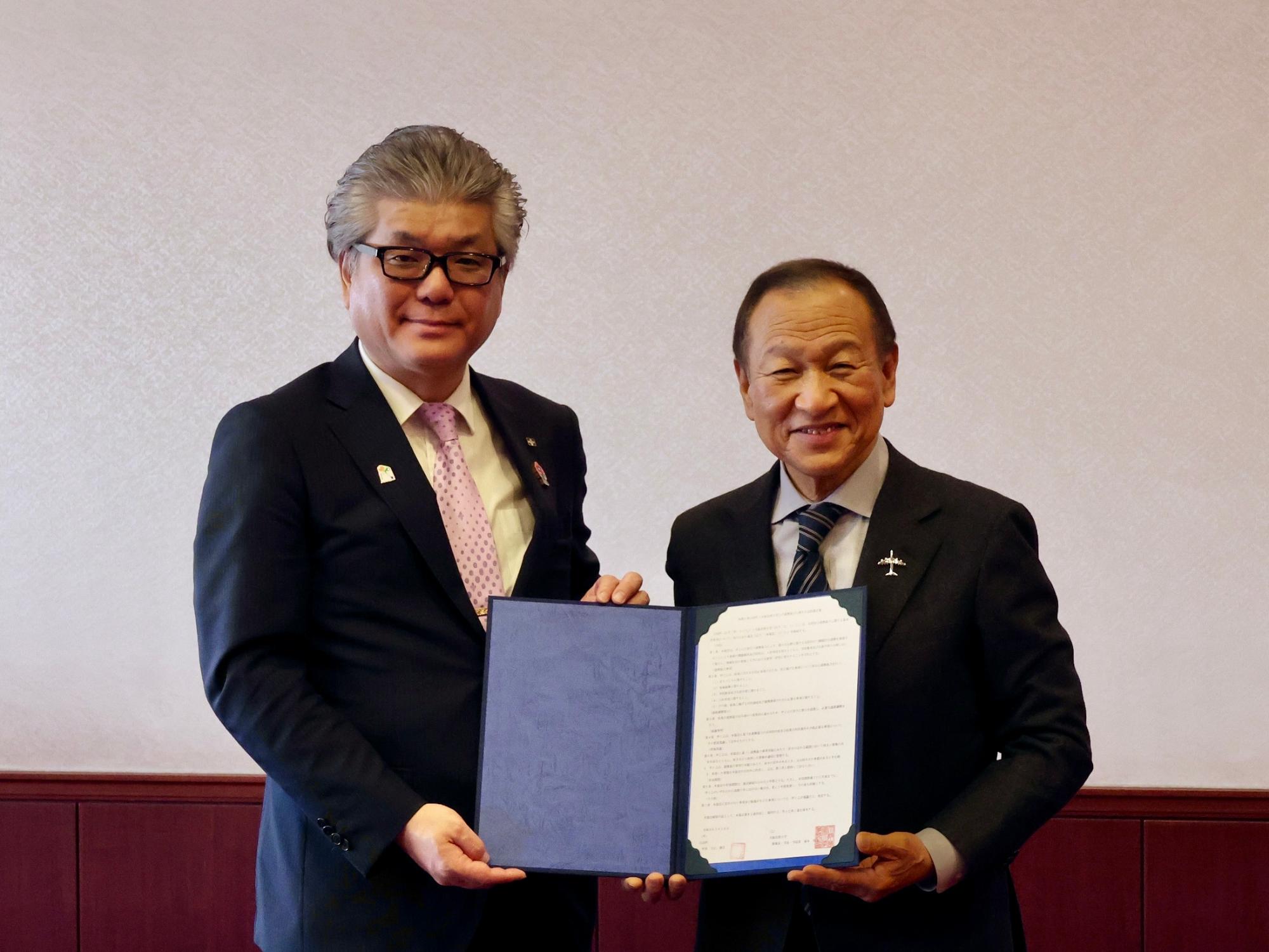 左から大阪芸術大学 塚本英邦副学長、白浜町長 大江康弘