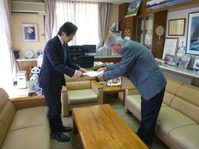 大谷会長から町長に答申が行われました。